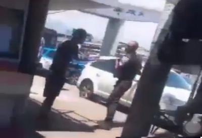 Jovem morto por policial com tiro à queima-roupa é enterrado no Rio Jovem morto por policial com tiro à queima-roupa é enterrado no Rio