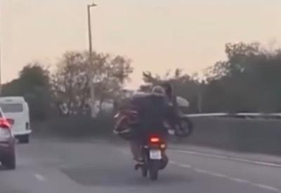 Motociclista é flagrado carregando outra moto em garupa no Rio Motociclista é flagrado carregando outra moto em garupa no Rio