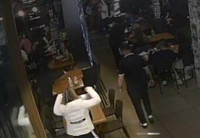 Família negra denuncia racismo dentro de shopping na Grande SP Família negra denuncia racismo dentro de shopping na Grande SP