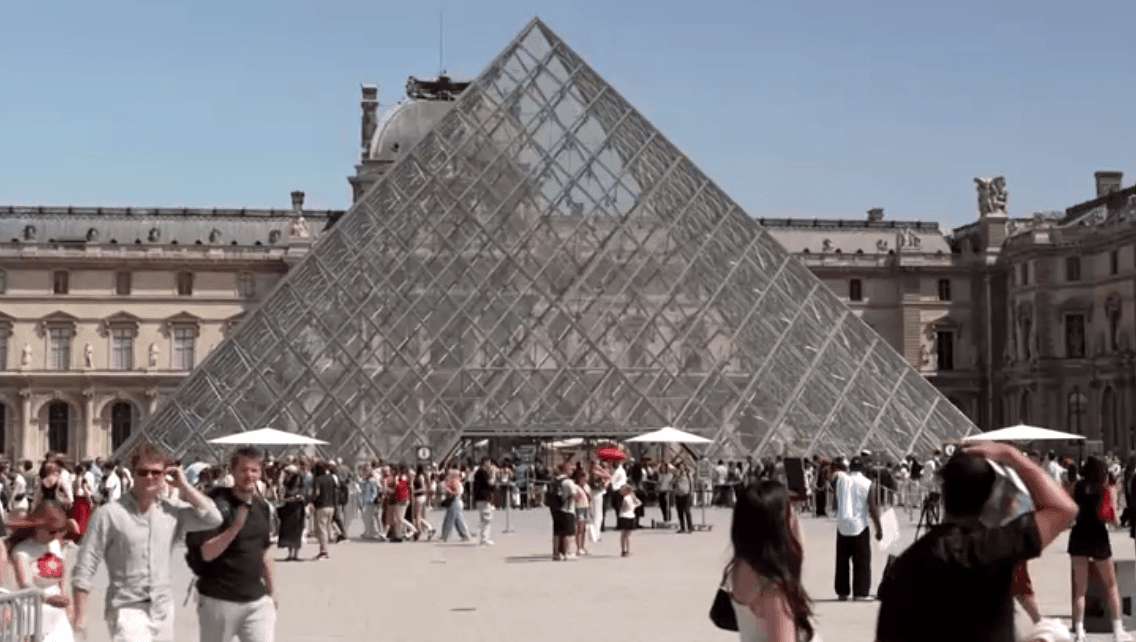 Imagem da noticia Museu do Louvre reabre para turistas pela primeira vez desde o roubo