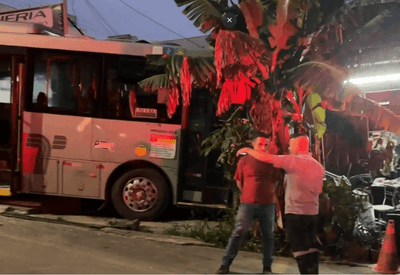 Ônibus bate em poste e deixa 8 feridos na zona leste de São Paulo Ônibus bate em poste e deixa 8 feridos na zona leste de São Paulo