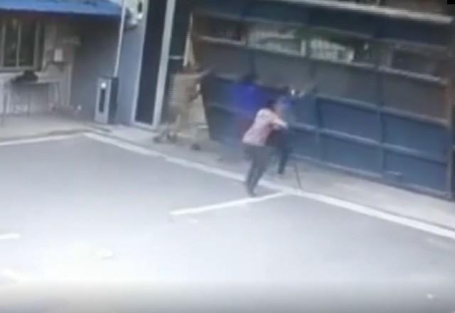 Imagem da noticia Flagrante assustador: operários morrem esmagados por portão na Índia