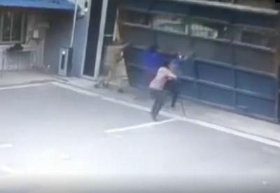 Flagrante assustador: operários morrem esmagados por portão na Índia Flagrante assustador: operários morrem esmagados por portão na Índia