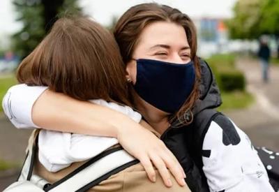 Abraços liberados: Inglaterra anuncia nova fase da reabertura Abraços liberados: Inglaterra anuncia nova fase da reabertura