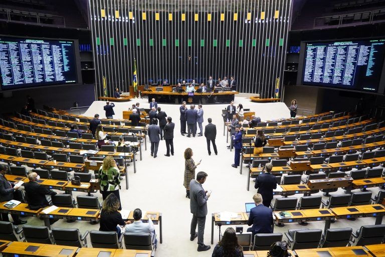 Imagem da noticia Câmara confirma perda de mandato de sete deputados federais após decisão do STF