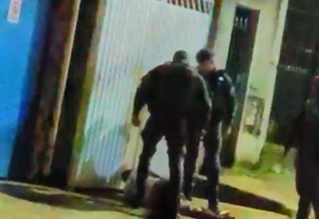 Corregedoria investiga PMs que foram flagrados espancando homem na zona sul de SP Corregedoria investiga PMs que foram flagrados espancando homem na zona sul de SP