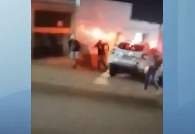 Policiais avançam viatura contra estudantes durante protesto em SP Policiais avançam viatura contra estudantes durante protesto em SP