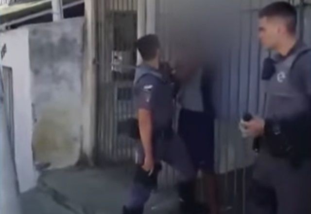 Imagem da noticia Vídeo: Vítima de ataque com faca é agredida por policiais militares em SP