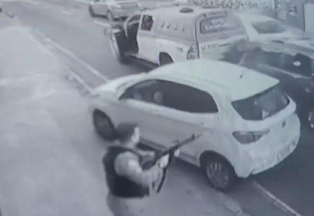 Policiais e criminosos com fuzis trocam tiros em Nilópolis (RJ); veja vídeo Policiais e criminosos com fuzis trocam tiros em Nilópolis (RJ); veja vídeo
