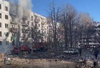 Bombardeios deixam dezenas de mortos, diz imprensa ucraniana Bombardeios deixam dezenas de mortos, diz imprensa ucraniana