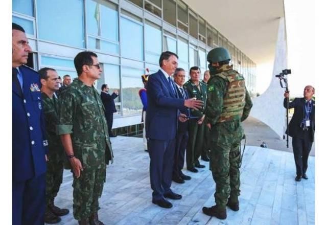 Imagem da noticia Bolsonaro acompanha treinamento de militares em Formosa