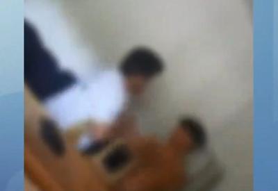 Treinador de handebol é flagrado agredindo adolescente Treinador de handebol é flagrado agredindo adolescente