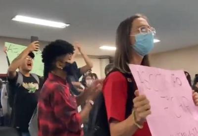 Kim Kataguiri é hostilizado por estudantes na Unifesp Kim Kataguiri é hostilizado por estudantes na Unifesp