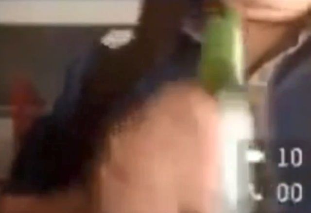 Imagem da noticia Mulher acusada de injúria e ameaça abre cerveja durante audiência
