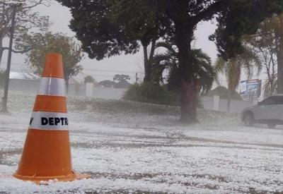 Bairros de Curitiba no Paraná registram temporal com granizo nesta manhã Bairros de Curitiba no Paraná registram temporal com granizo nesta manhã