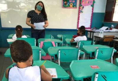 Rio adia início das aulas presenciais para alunos acima de 8 anos Rio adia início das aulas presenciais para alunos acima de 8 anos