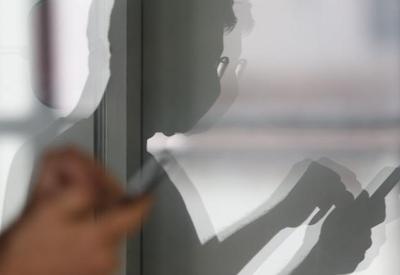 Uso excessivo do celular pode provocar dores na coluna, alertam especialistas. Saiba como evitar Uso excessivo do celular pode provocar dores na coluna, alertam especialistas. Saiba como evitar