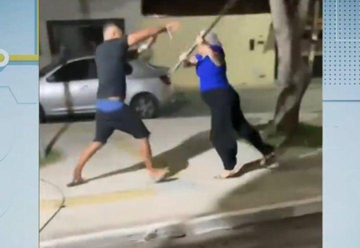 Em surto, homem tenta esfaquear pessoas após acidente de trânsito Em surto, homem tenta esfaquear pessoas após acidente de trânsito