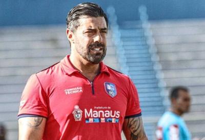 Justiça solta técnico preso por suspeita de injúria racial após jogo Justiça solta técnico preso por suspeita de injúria racial após jogo