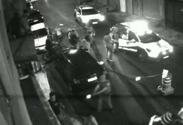 VÍDEO: homem é baleado à queima-roupa por policial ao filmar violência militar em SP  VÍDEO: homem é baleado à queima-roupa por policial ao filmar violência militar em SP