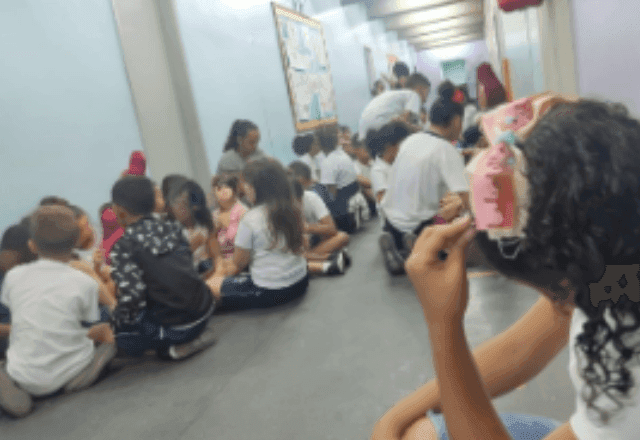 Crianças deitam no chão de escola para se proteger de tiroteio no Rio Crianças deitam no chão de escola para se proteger de tiroteio no Rio