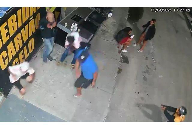 Homem é morto a tiros em frente a depósito de bebidas em Itaboraí (RJ) Homem é morto a tiros em frente a depósito de bebidas em Itaboraí (RJ)