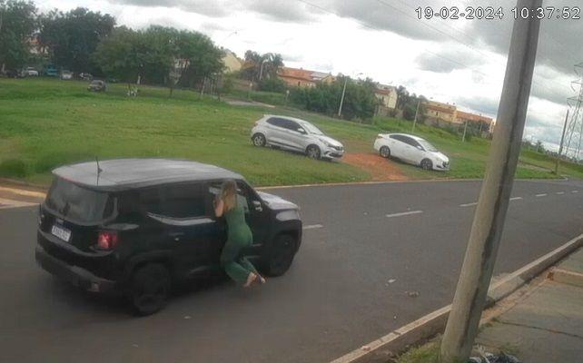 Mulher não paga produtos e vendedora se pendura em carro no interior de SP; veja vídeo Mulher não paga produtos e vendedora se pendura em carro no interior de SP; veja vídeo