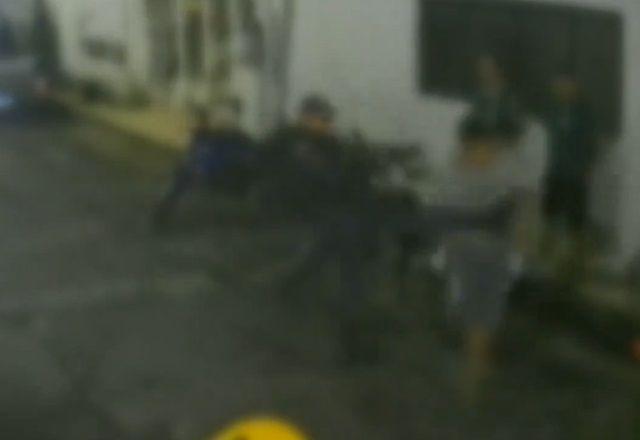 PMs do Amazonas são flagrados agredindo moradores em abordagem PMs do Amazonas são flagrados agredindo moradores em abordagem