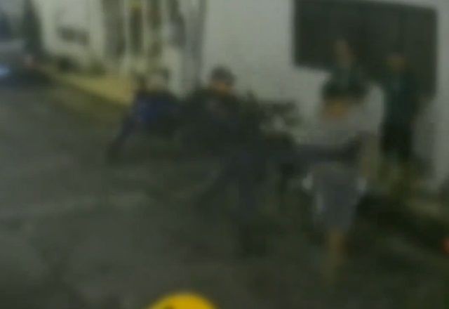 Imagem da noticia PMs do Amazonas são flagrados agredindo moradores em abordagem