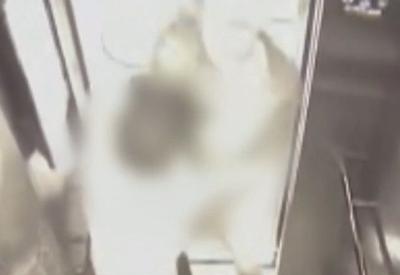 SP: Morador denuncia vizinho após ser agredido em elevador SP: Morador denuncia vizinho após ser agredido em elevador